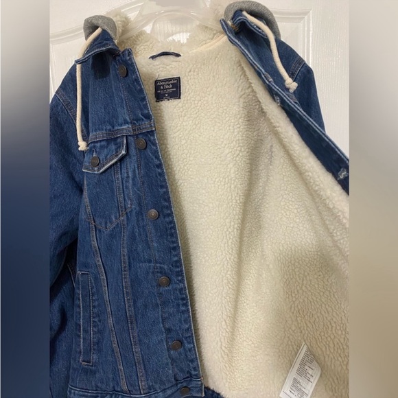 Abercrombie & Fitch Sherpa-Lined Trucker Denim Jacket - Picture 10 of 16